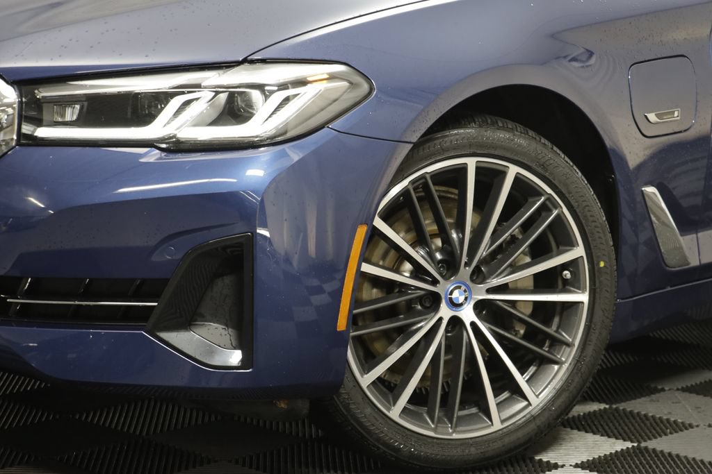 Used 2023 BMW 530e xDrive w/ Convenience Package AWD/4WD image 3