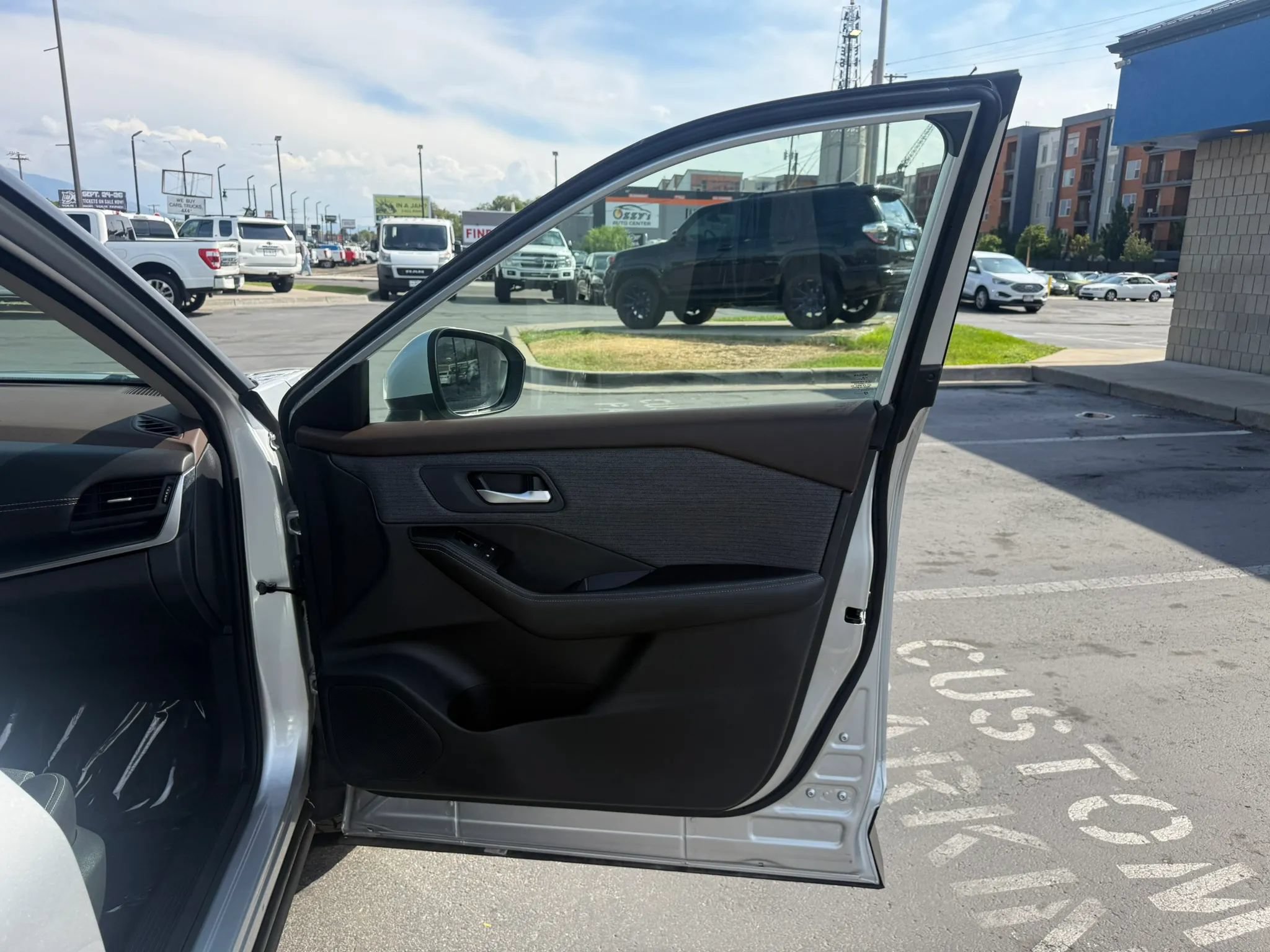 Used 2023 Nissan Rogue SV AWD/4WD image 28