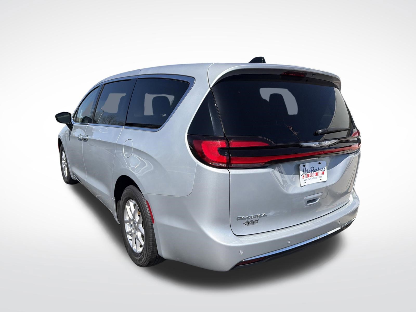 Used 2024 Chrysler Pacifica Touring-L FWD image 19