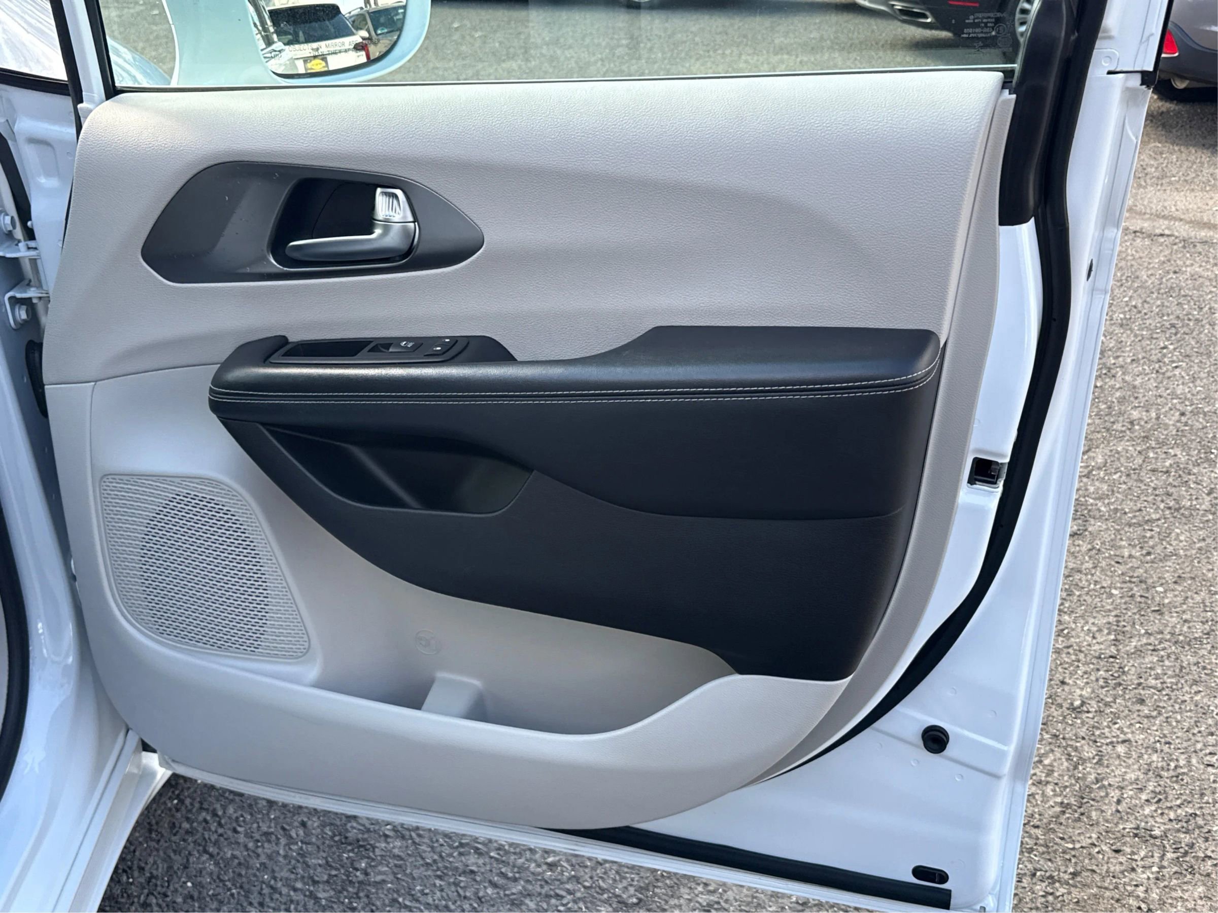 Used 2022 Chrysler Pacifica Touring-L image 18