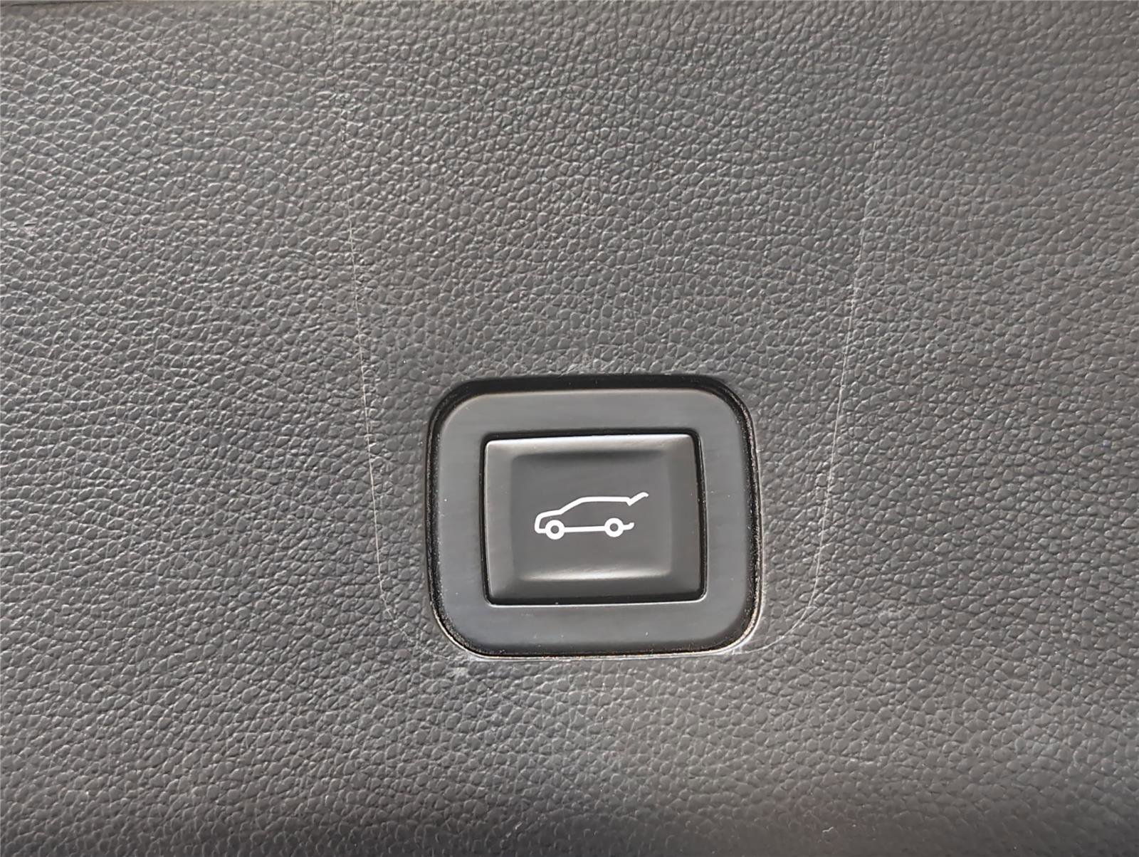 Used 2018 Chevrolet Traverse Premier w/ Redline Edition image 30