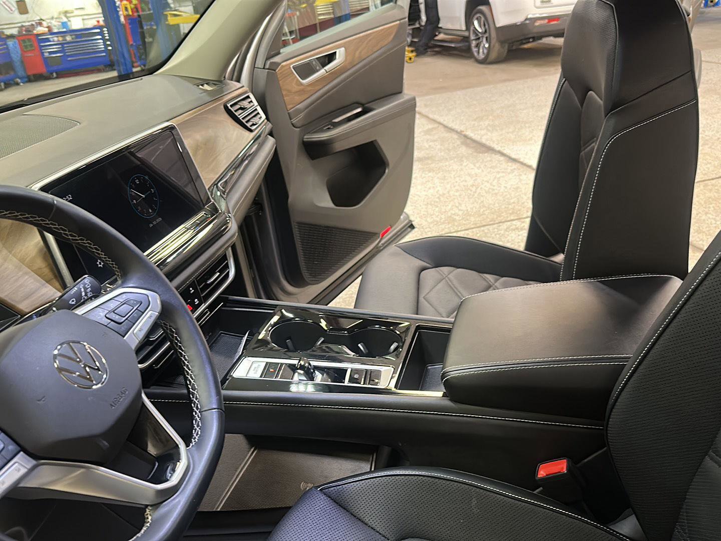 Used 2025 Volkswagen Atlas SE image 25