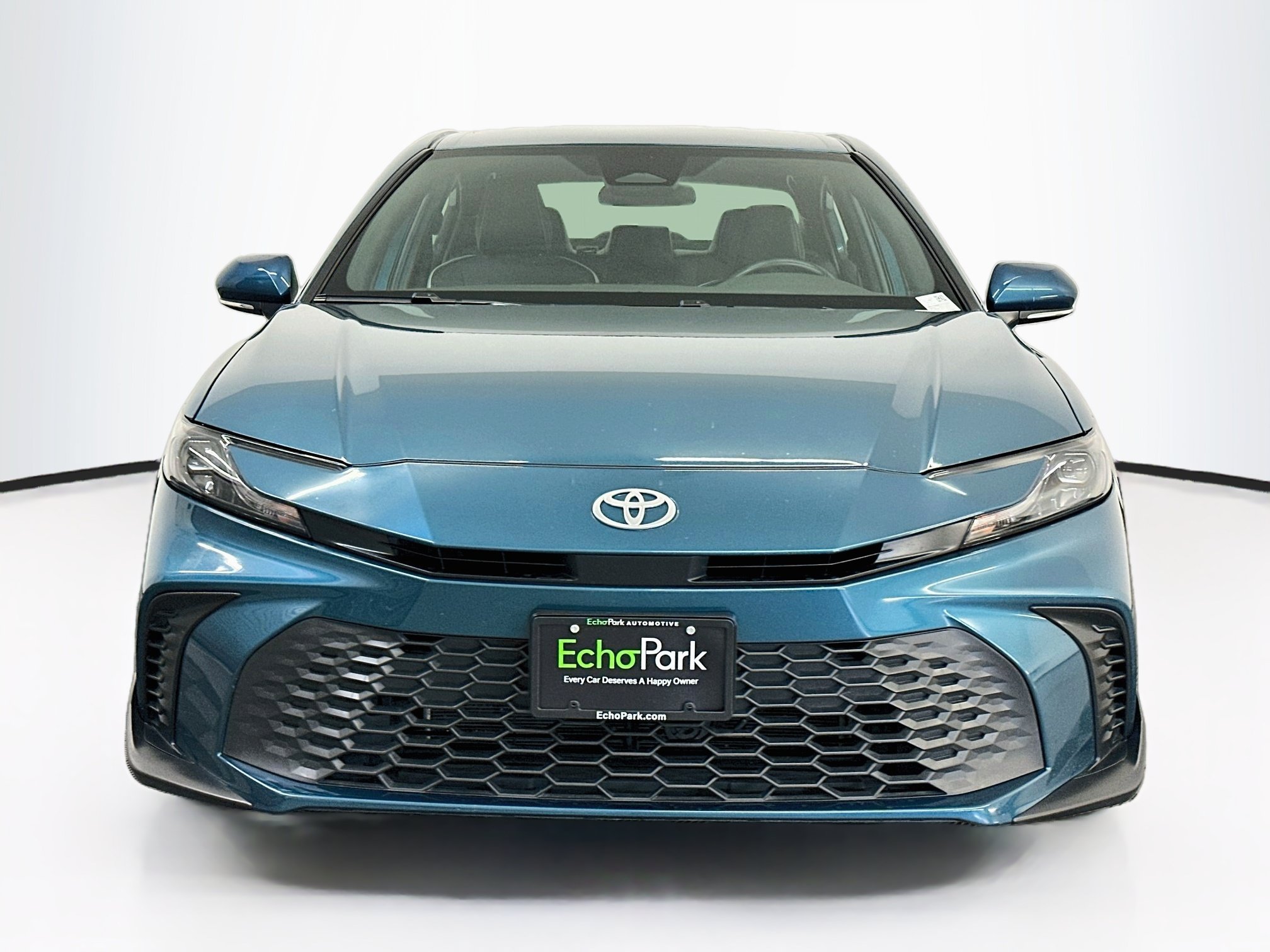 Used 2025 Toyota Camry SE FWD image 2