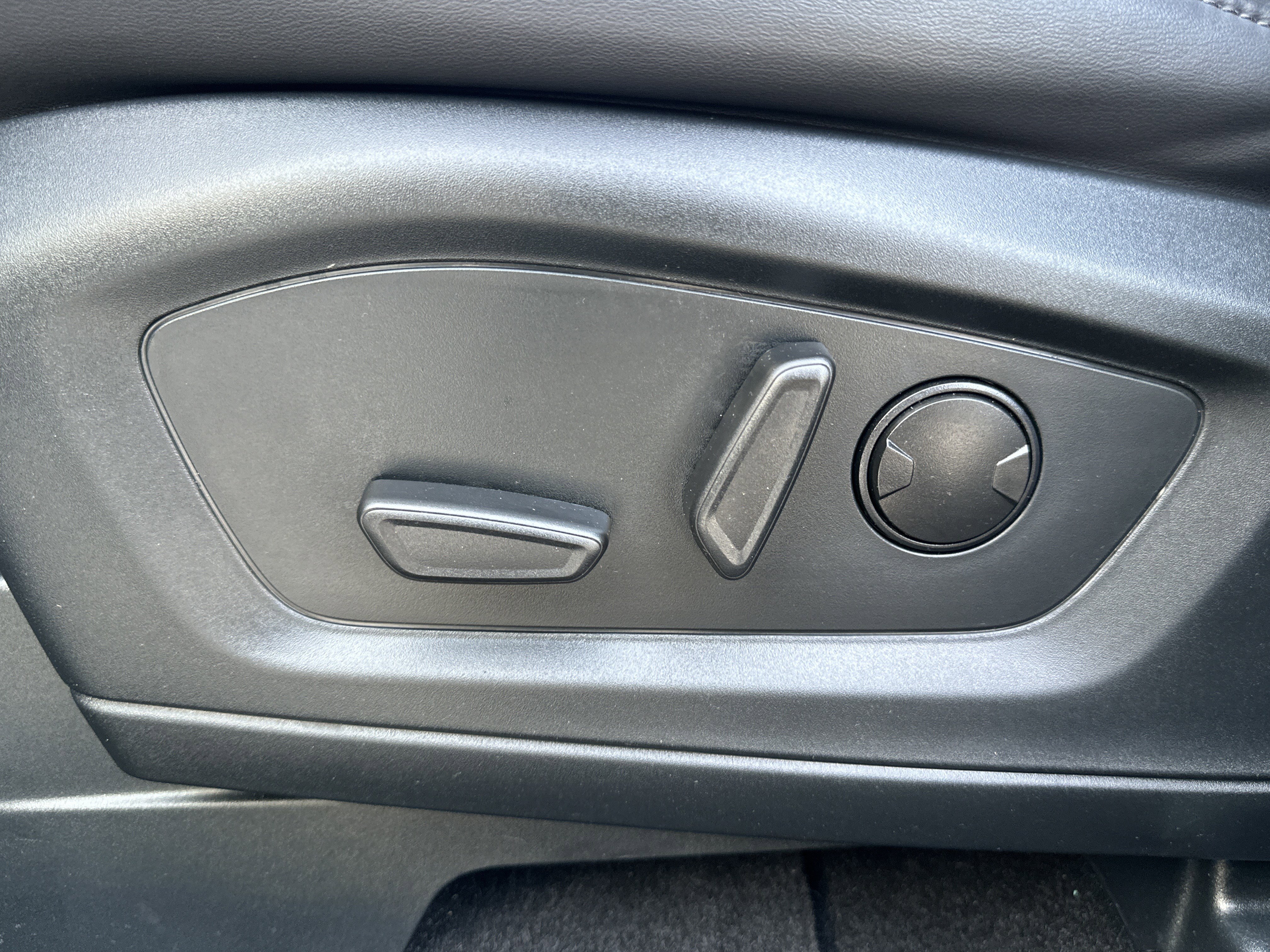 Used 2024 Ford Explorer XLT w/ Equipment Group 202A image 21