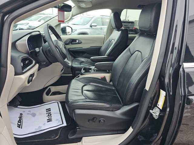 Used 2022 Chrysler Pacifica Touring-L image 9