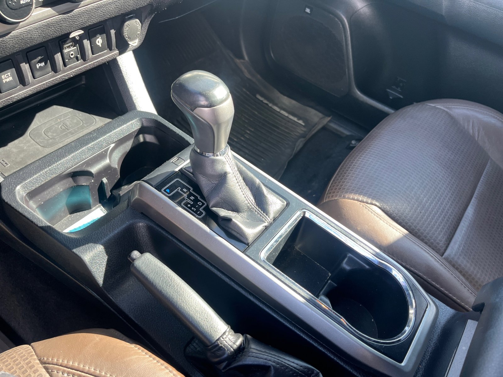 Used 2017 Toyota Tacoma Limited image 32