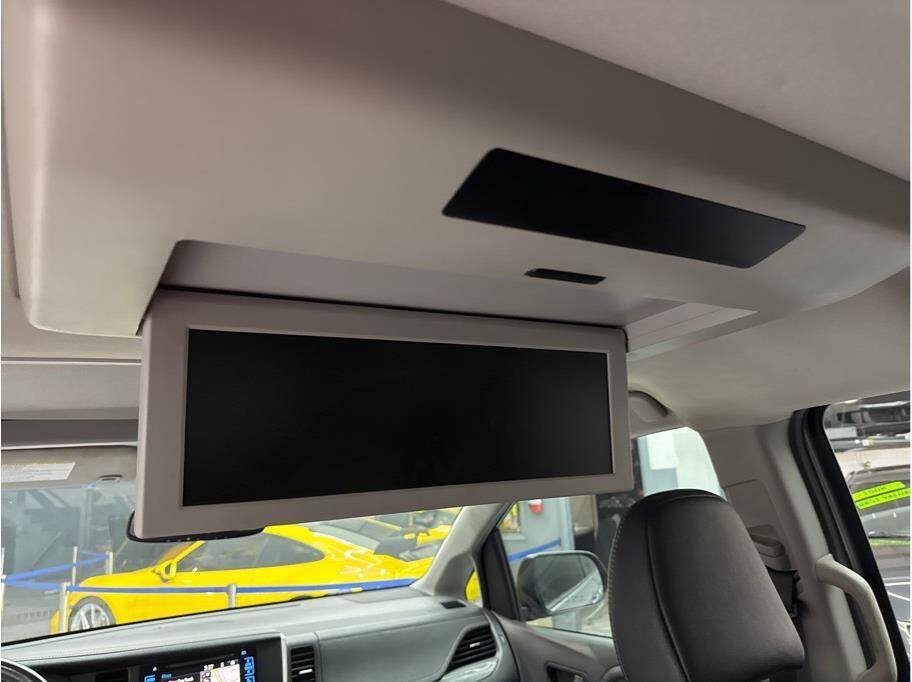 Used 2017 Toyota Sienna SE Premium FWD image 19