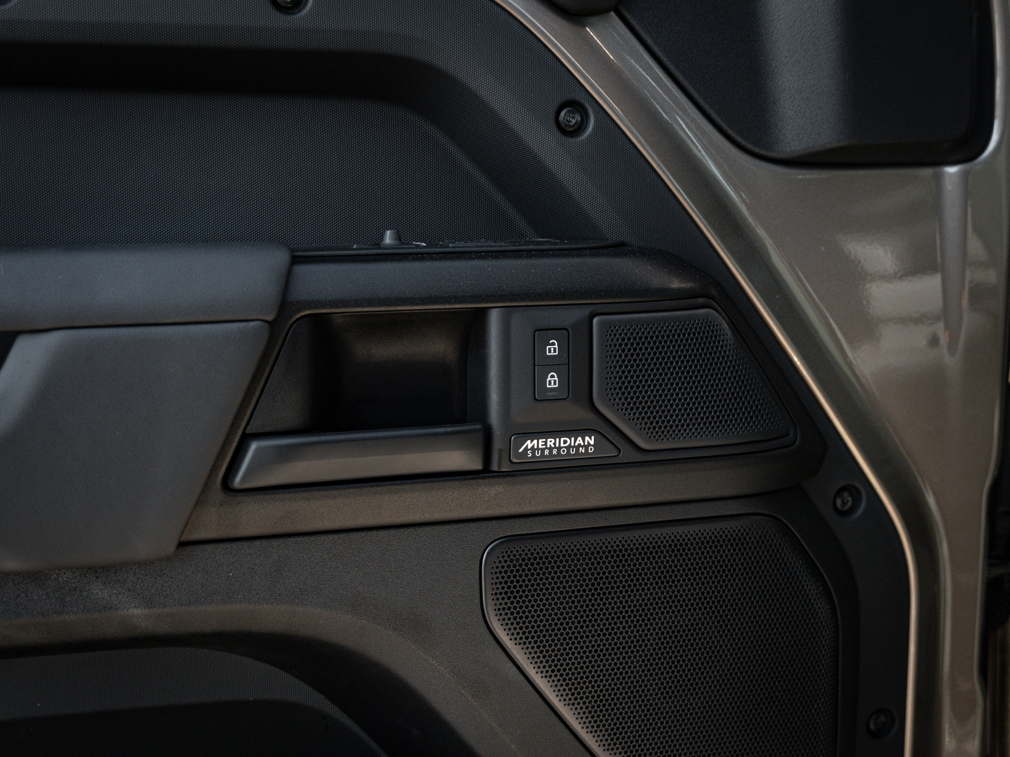 Used 2025 Land Rover Defender 110 image 17