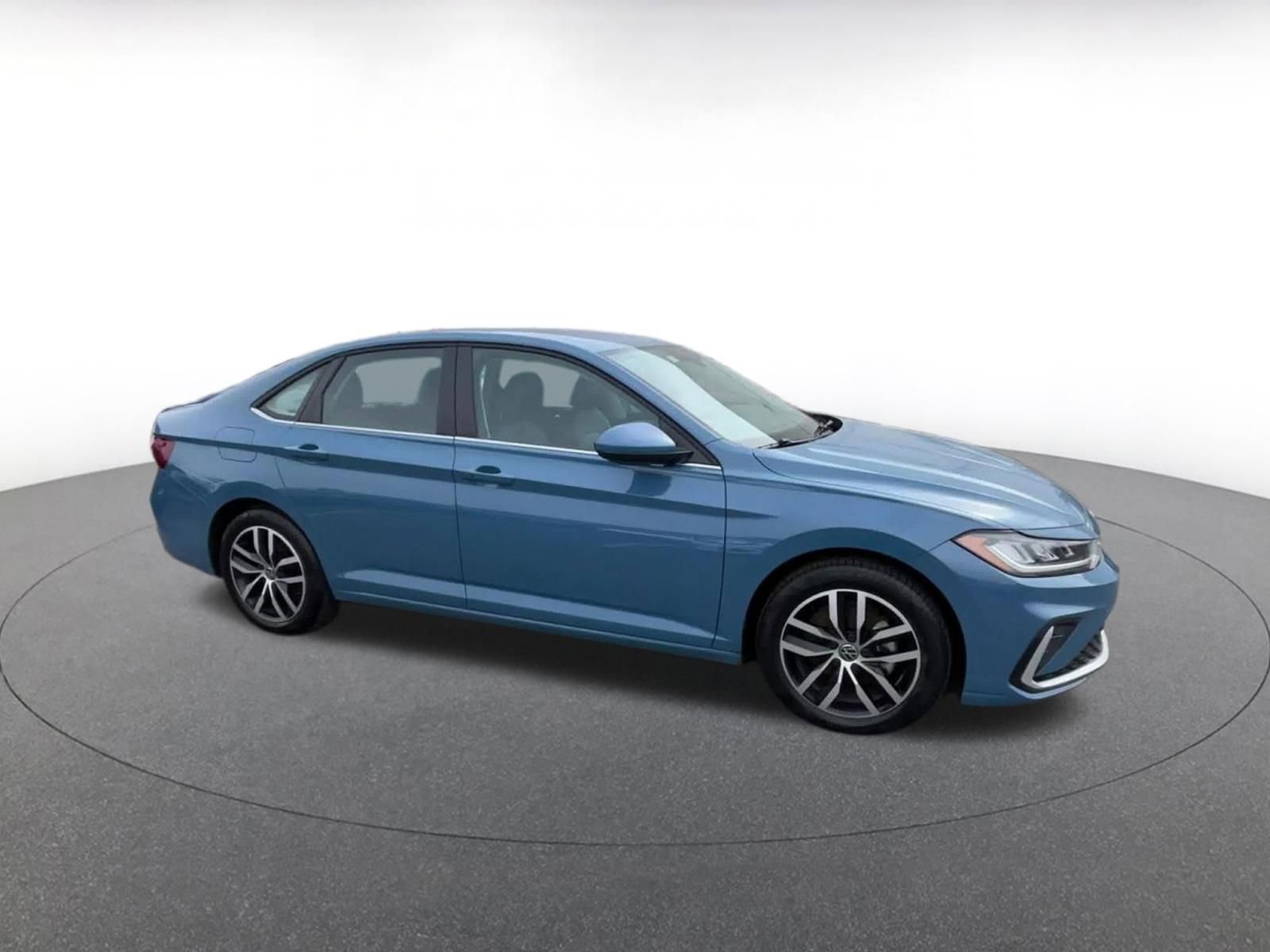 Used 2025 Volkswagen Jetta SE image 2