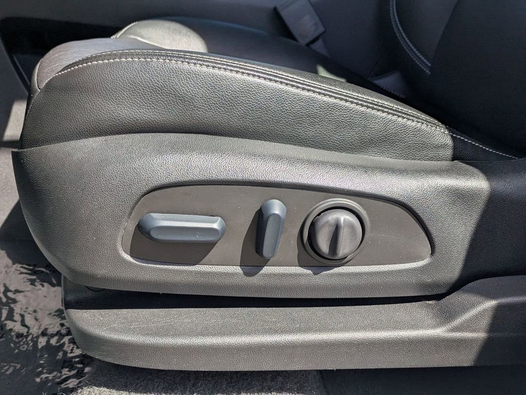 Used 2024 GMC Terrain SLT AWD/4WD image 15