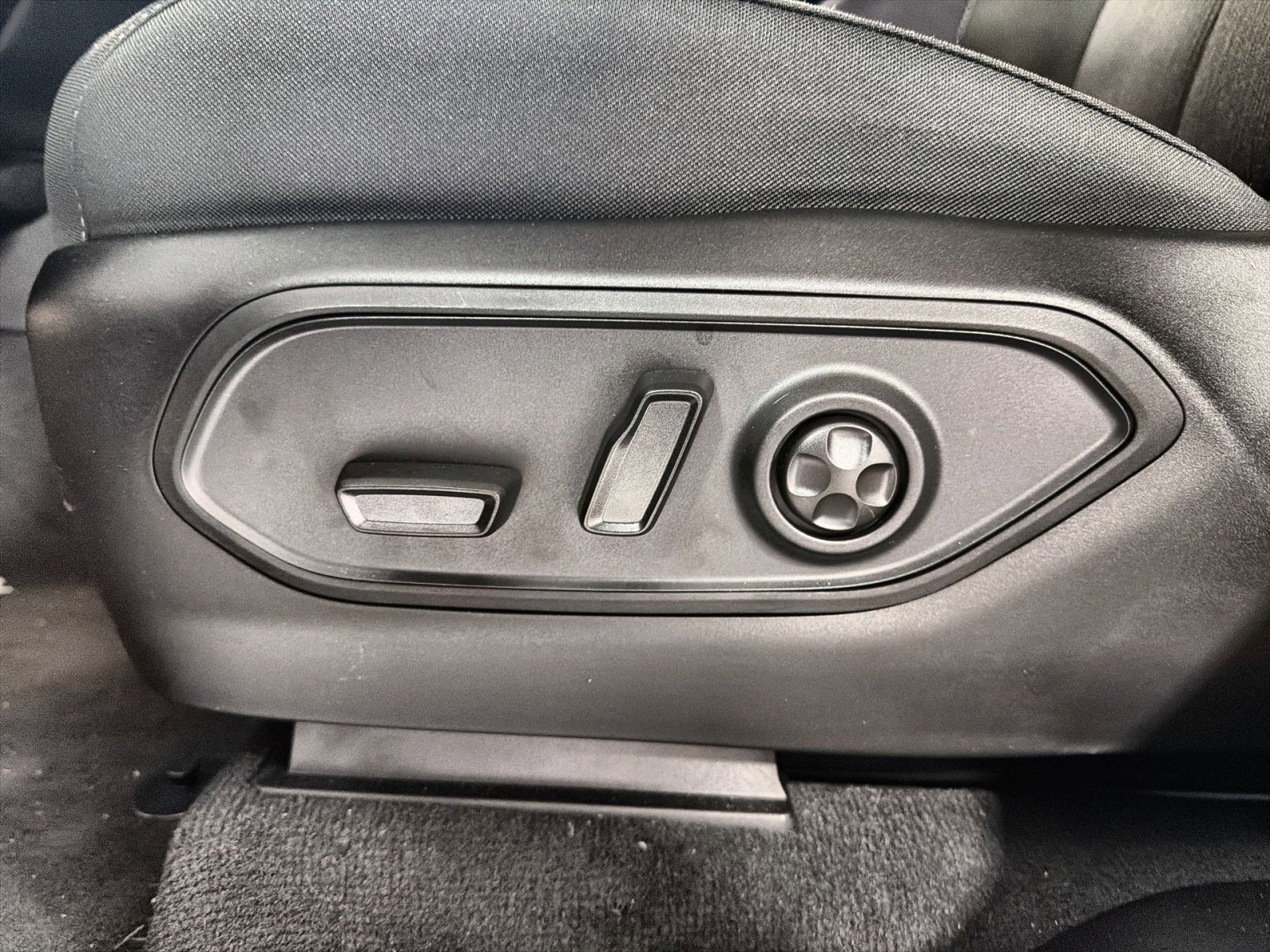 New 2025 Jeep Grand Cherokee Laredo X w/ Luxury Tech Group I image 14