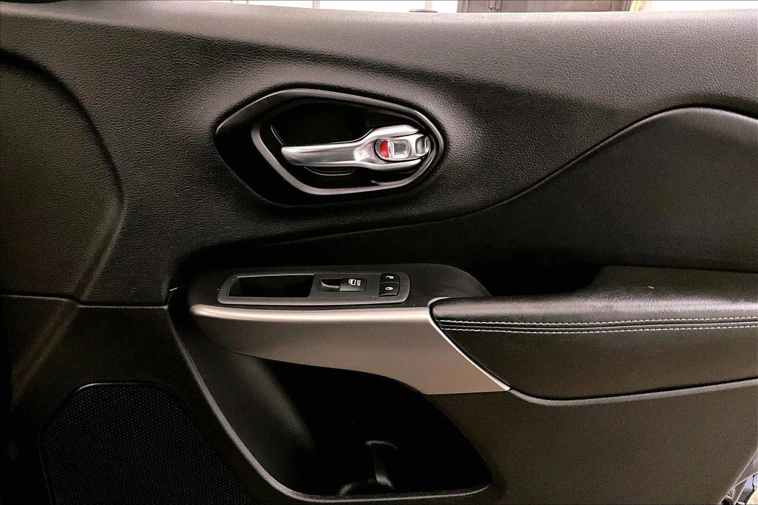 Used 2020 Jeep Cherokee Latitude Plus image 23