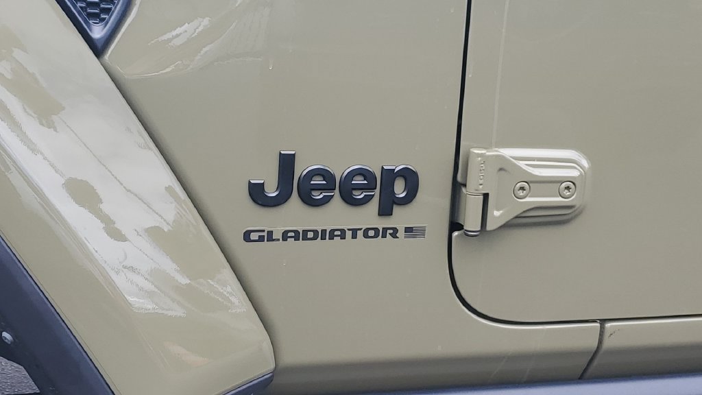 Used 2025 Jeep Gladiator Sport AWD/4WD image 8