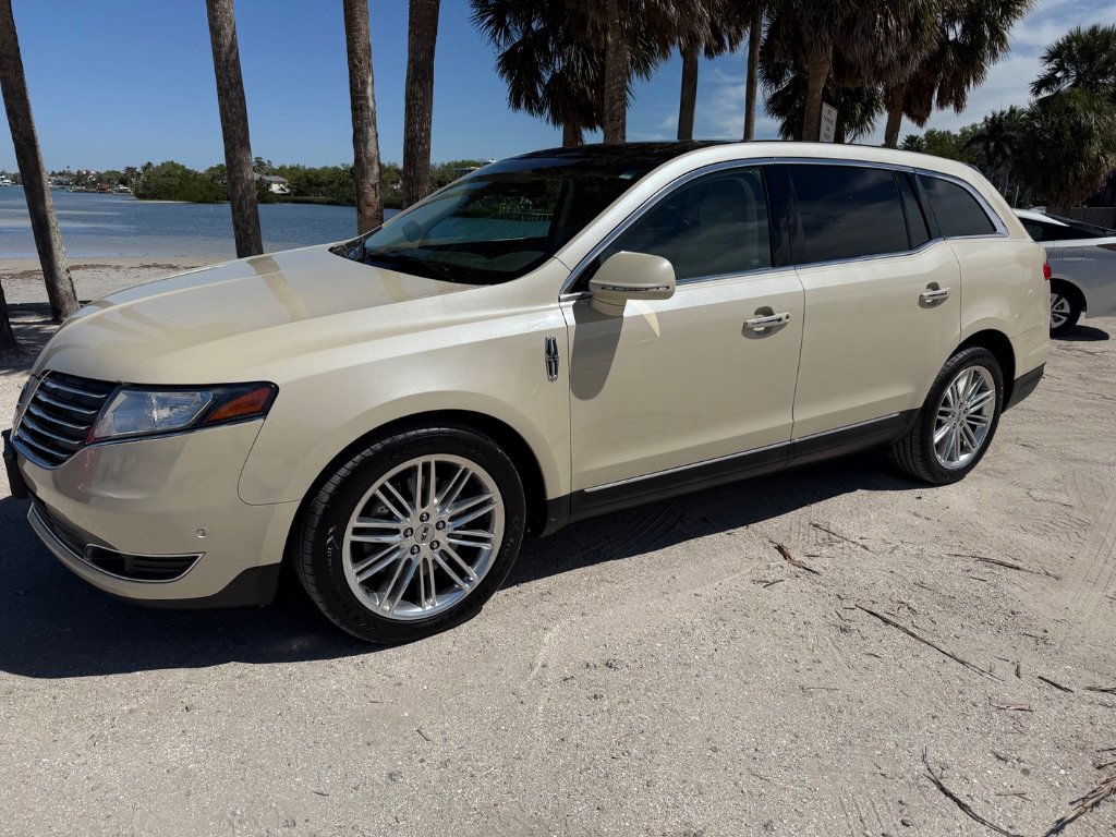 Used 2018 Lincoln MKT AWD w/ Technology Package image 2
