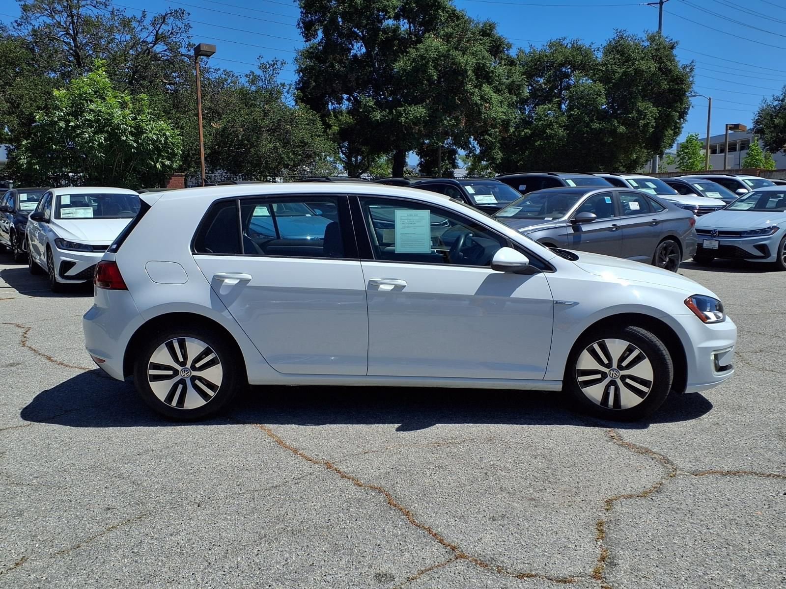 Used 2016 Volkswagen e-Golf SE w/ DC Fast Charging Package FWD image 3