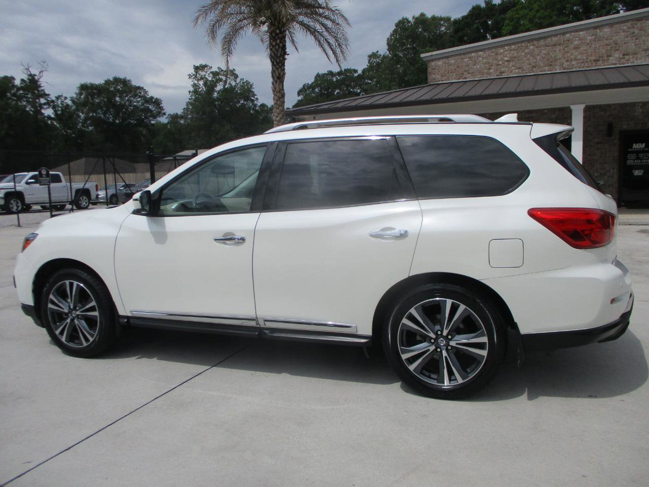 Used 2019 Nissan Pathfinder Platinum FWD image 3
