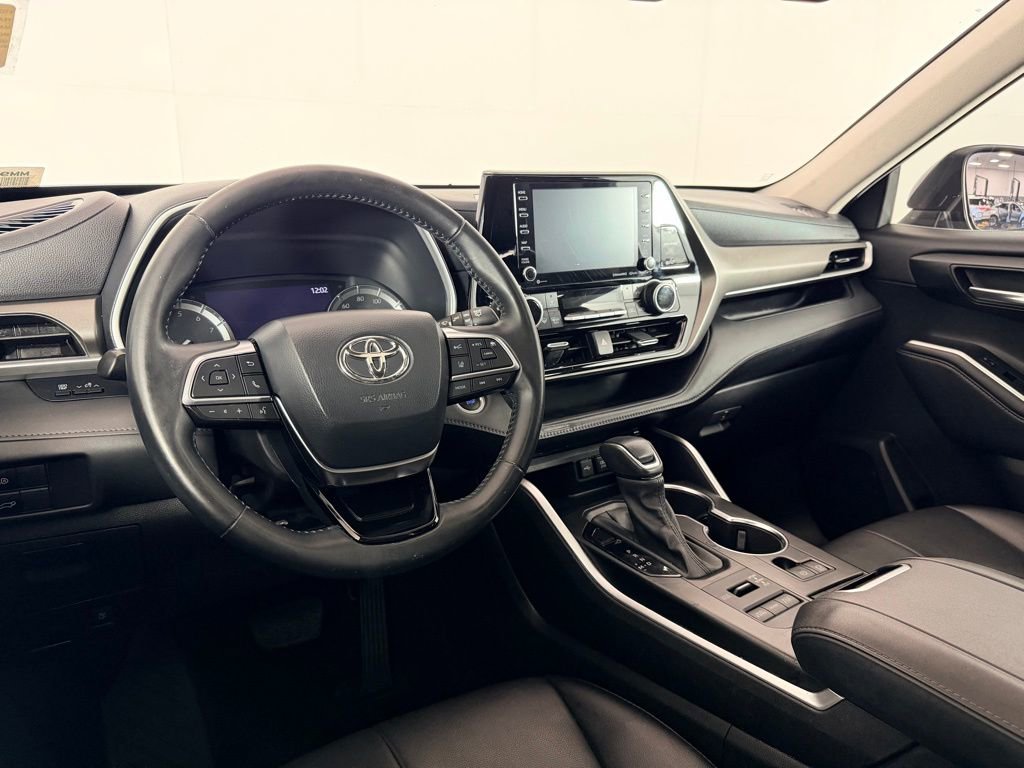 Used 2021 Toyota Highlander XLE image 14