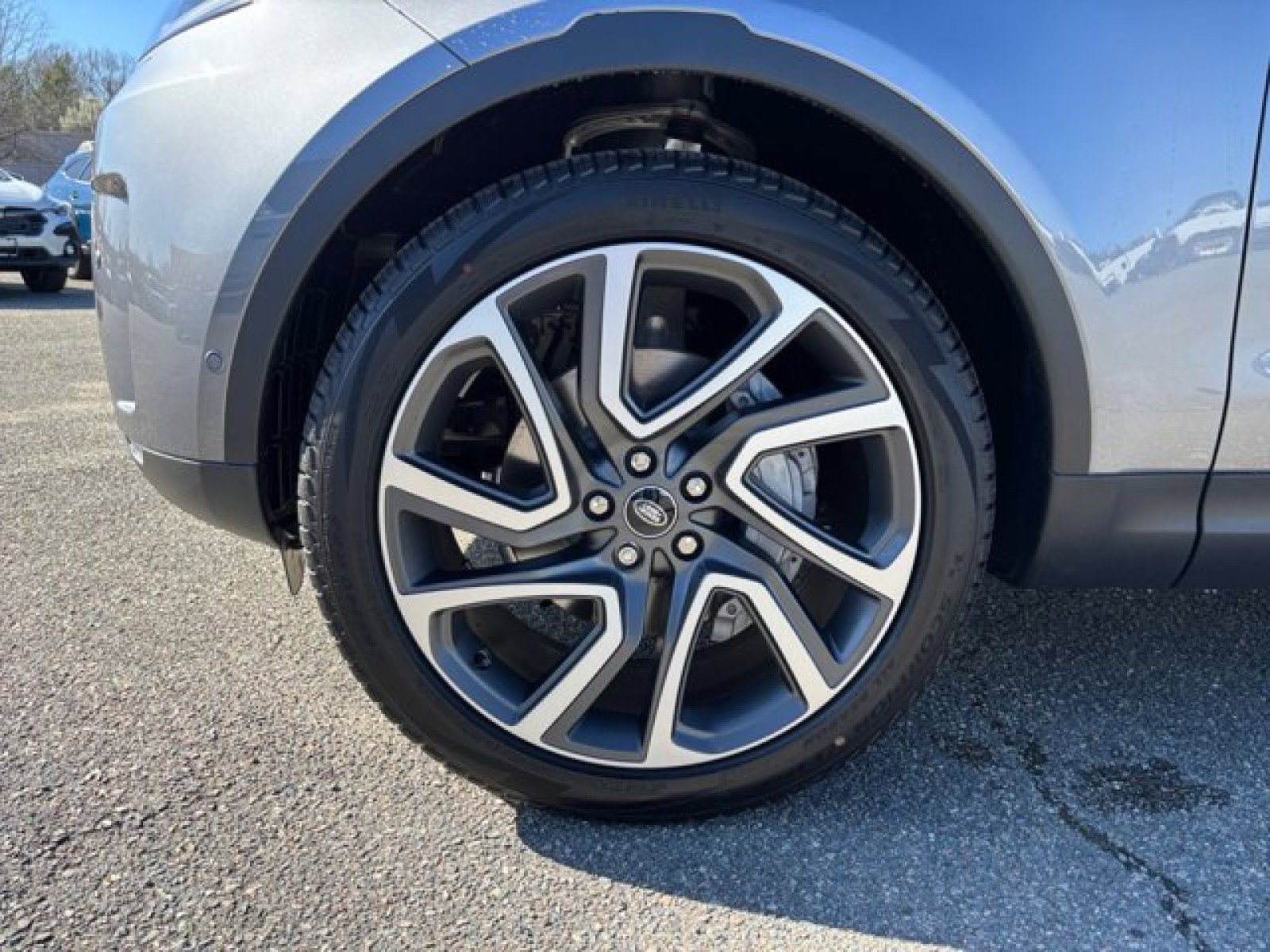 New 2025 Land Rover Discovery S image 9