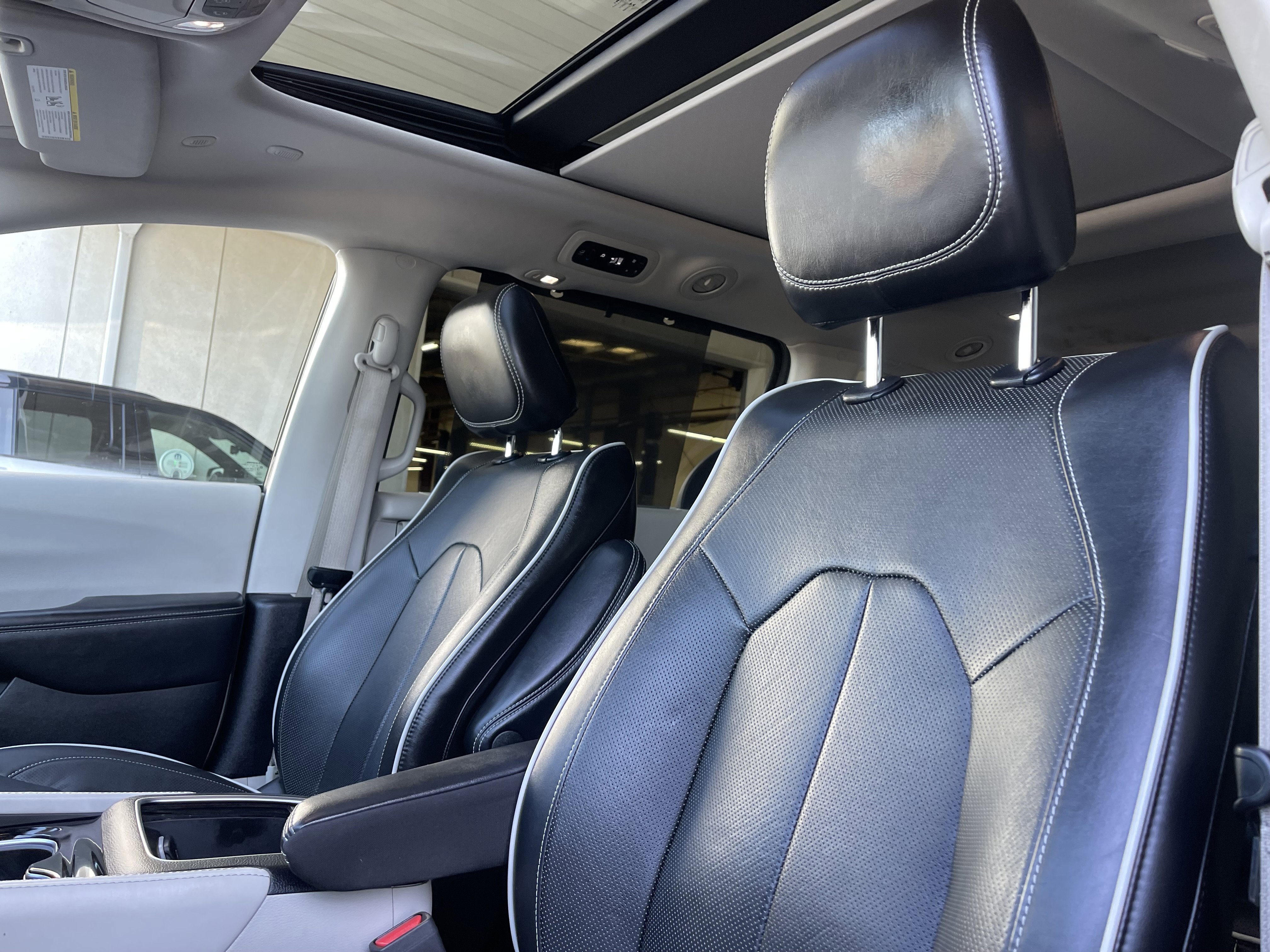 Used 2022 Chrysler Pacifica Limited FWD image 18