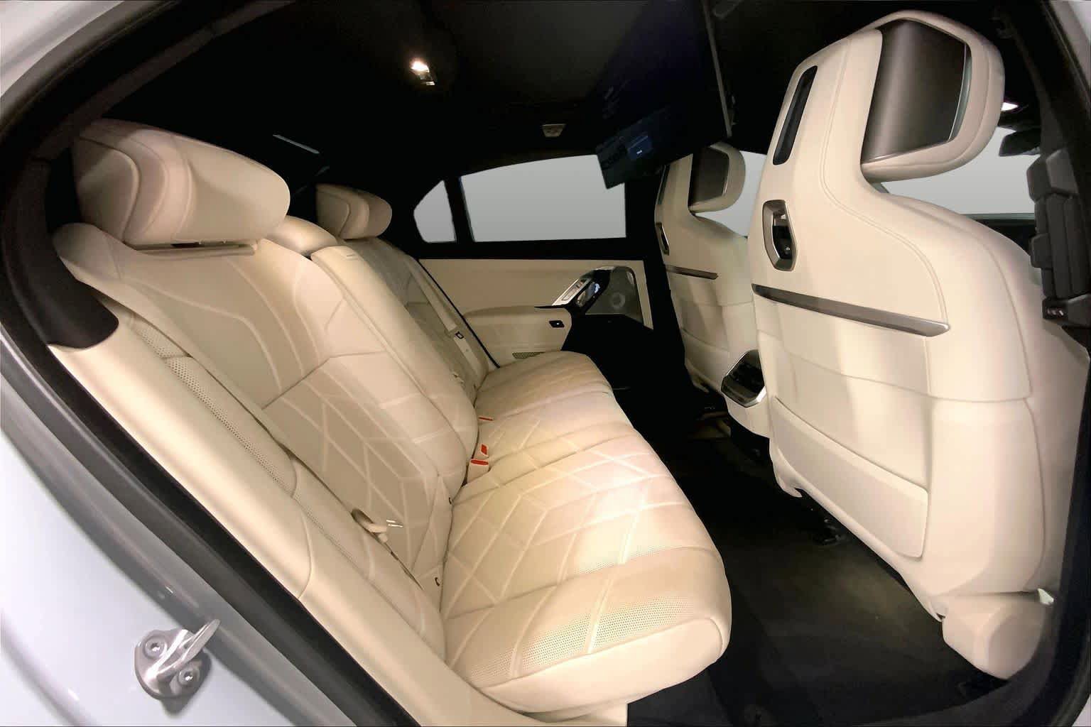 Certified 2023 BMW i7 xDrive60 w/ Executive Package 2 AWD/4WD image 19