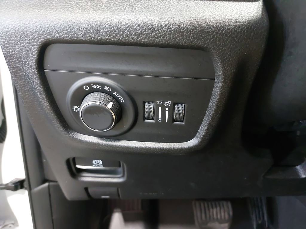 Used 2023 Jeep Grand Cherokee Laredo image 24