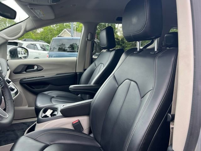Used 2023 Chrysler Pacifica Touring-L FWD image 3