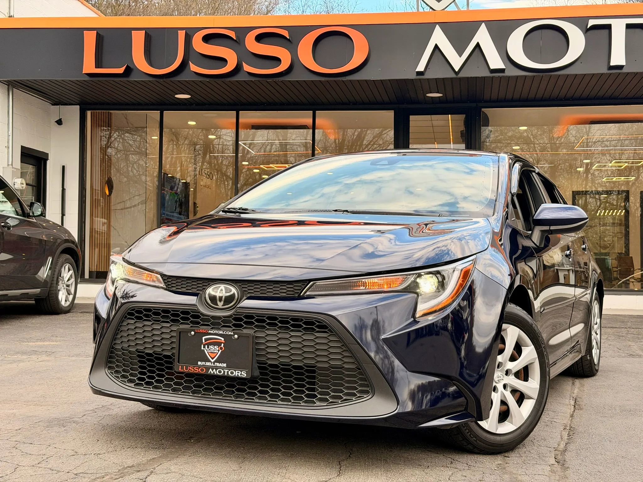 Used 2020 Toyota Corolla LE FWD image 1