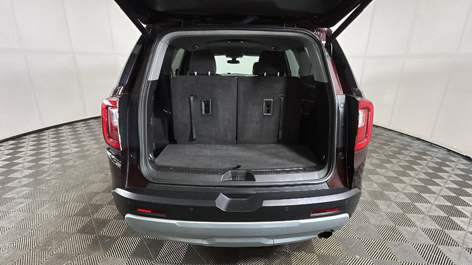 Used 2020 GMC Acadia SLE w/ Driver Convenience Package FWD image 32