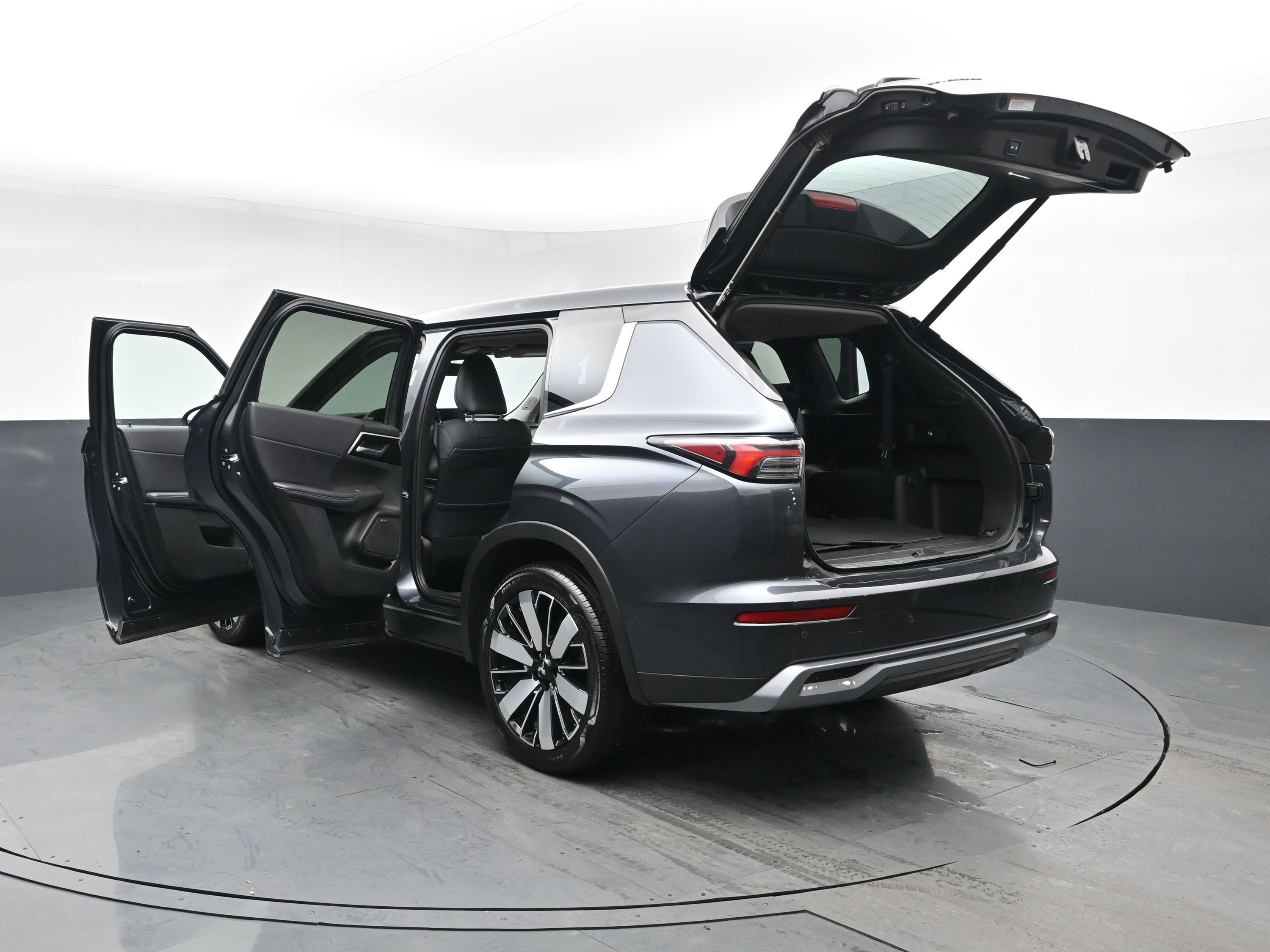 Used 2025 Mitsubishi Outlander AWD image 28