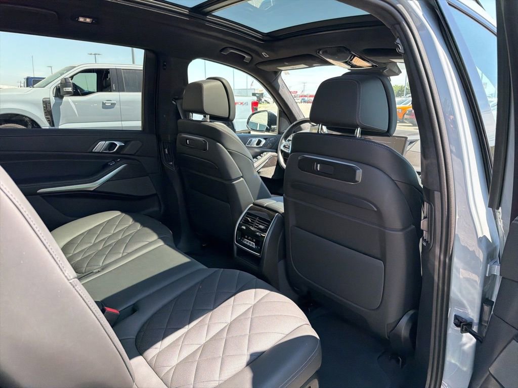 Used 2025 BMW X7 xDrive40i w/ M Sport Package image 22