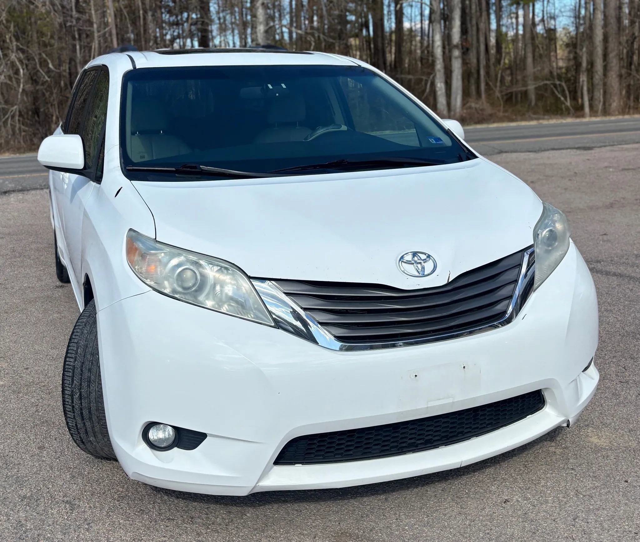 Used 2011 Toyota Sienna XLE w/ Entertainment Pkg image 6