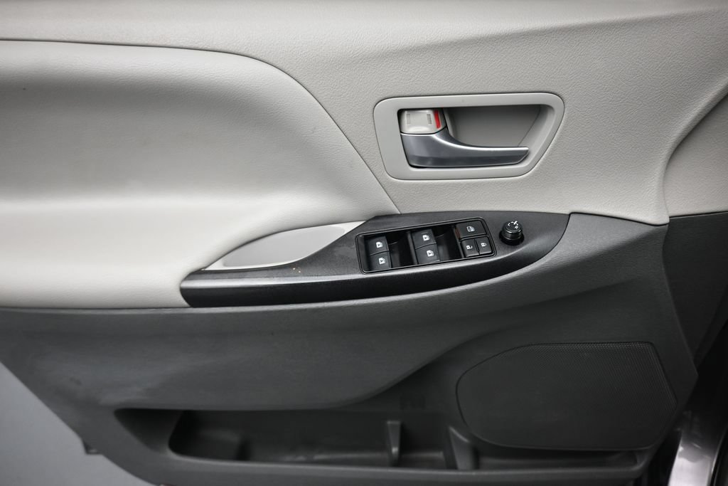 Used 2018 Toyota Sienna LE w/ Carpet Mat Package FWD image 10