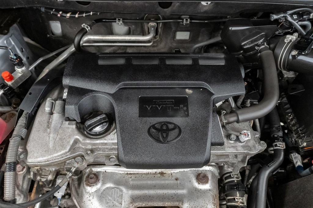 Used 2018 Toyota RAV4 XLE AWD/4WD image 4