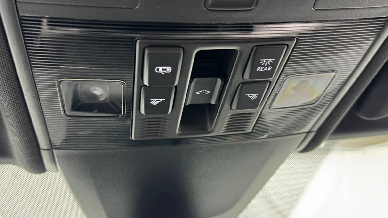 Used 2022 Volkswagen Atlas Cross Sport SEL R-Line AWD/4WD image 33