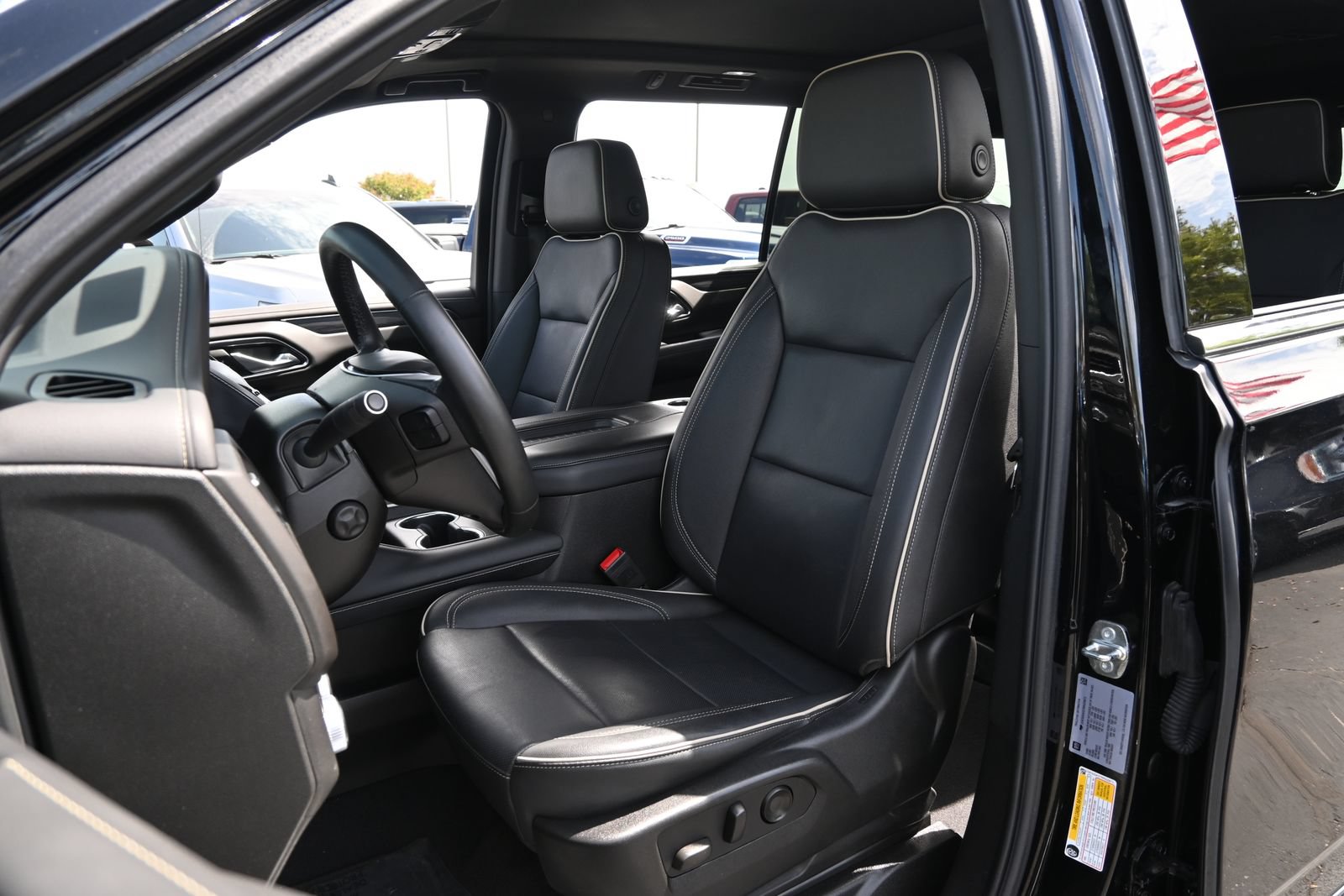 Certified 2024 GMC Yukon XL SLT w/ SLT Luxury Package AWD/4WD image 18