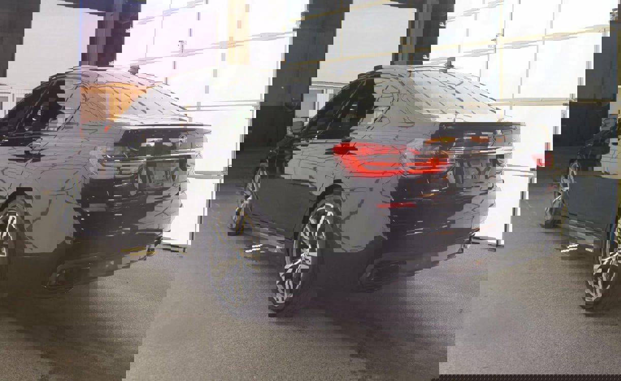 Used 2019 BMW 740i w/ M Sport Package image 5