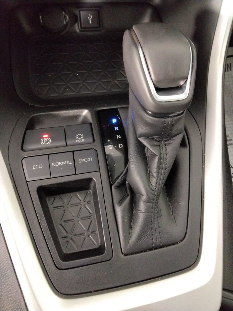 Used 2021 Toyota RAV4 XLE Premium image 18