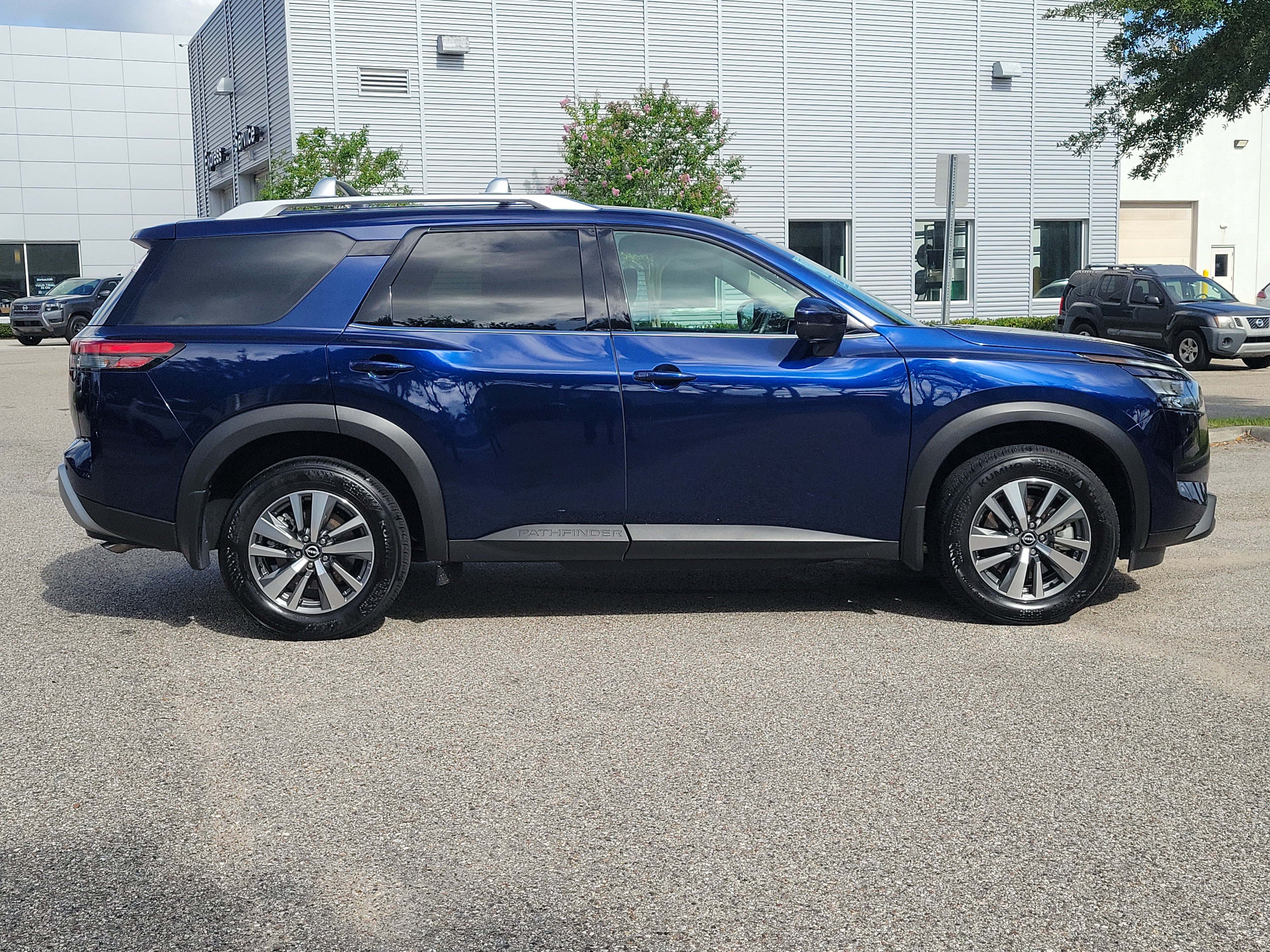 Certified 2025 Nissan Pathfinder SL FWD image 4