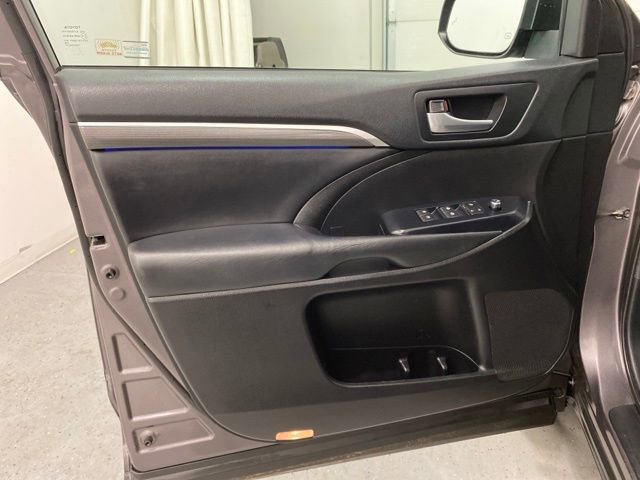 Used 2019 Toyota Highlander SE image 12