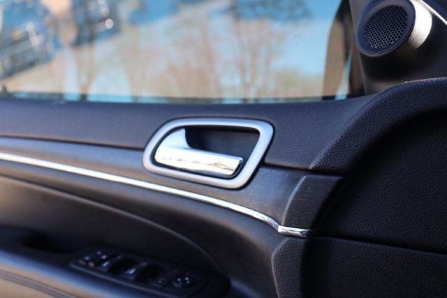 Used 2018 Jeep Grand Cherokee Limited image 23