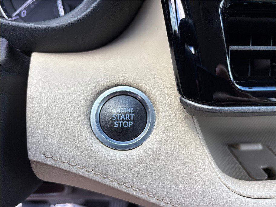 Used 2020 Toyota Highlander XLE FWD image 25