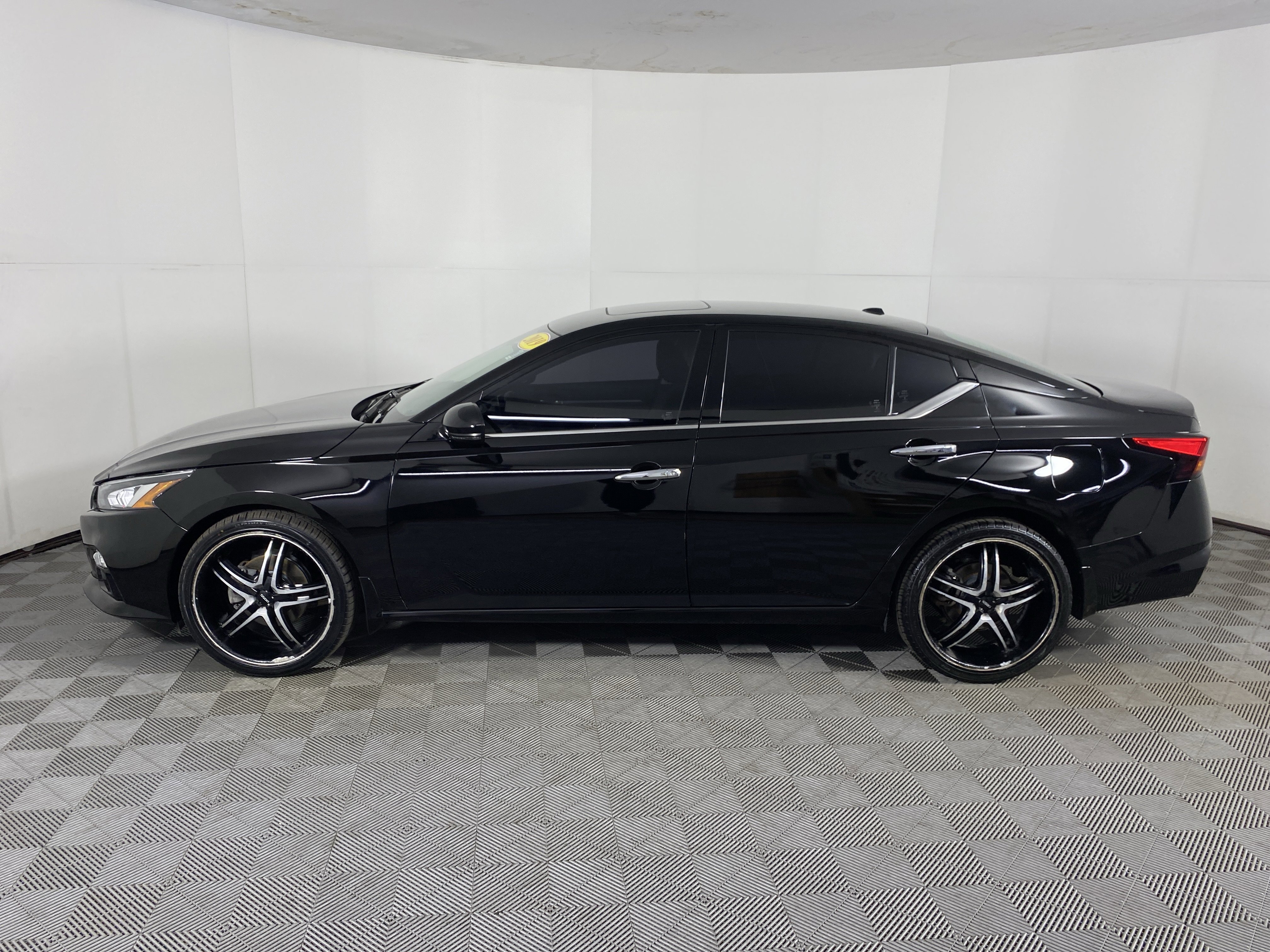 Used 2019 Nissan Altima 2.5 SV image 11