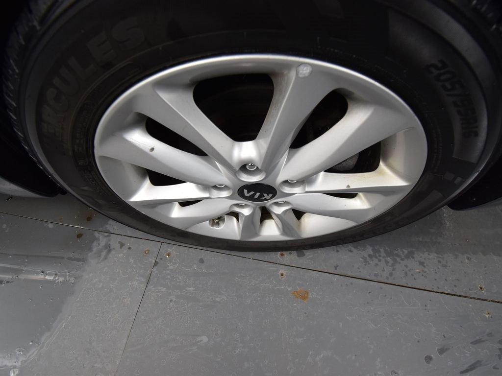 Used 2017 Kia Forte S image 9