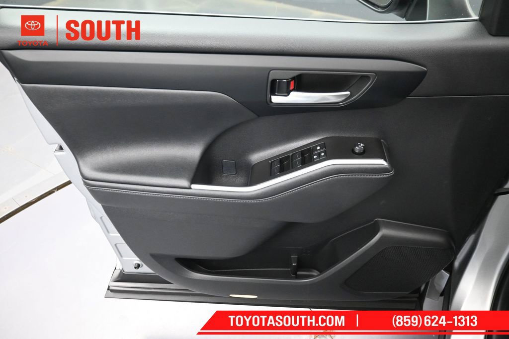 Used 2023 Toyota Highlander XLE AWD/4WD image 25