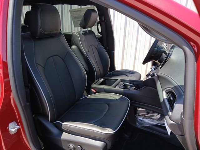 New 2027 Chrysler Pacifica Limited FWD image 30