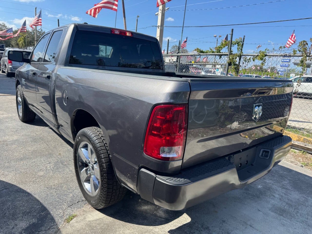 Used 2018 RAM 1500 Express RWD image 2