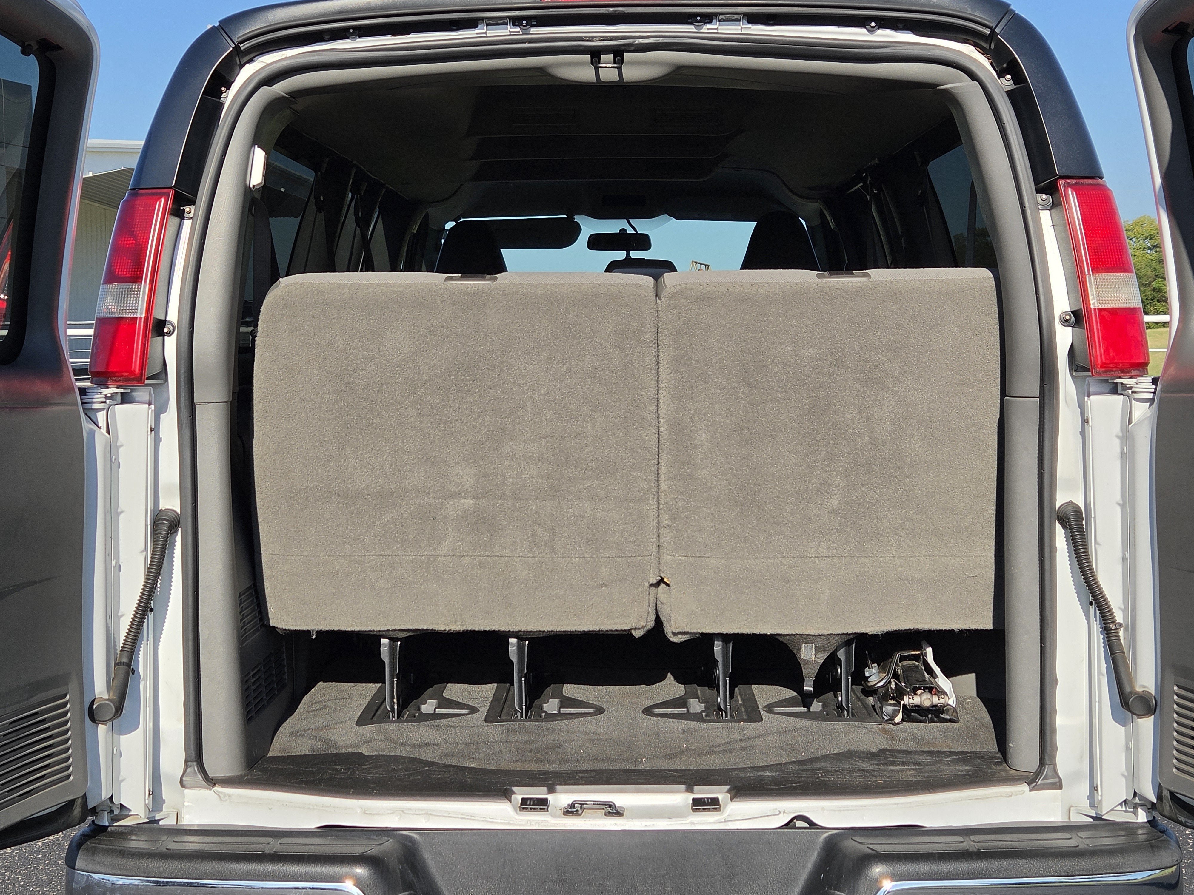 Used 2016 GMC Savana 3500 LT w/ LT Preferred Equipment Group RWD image 8