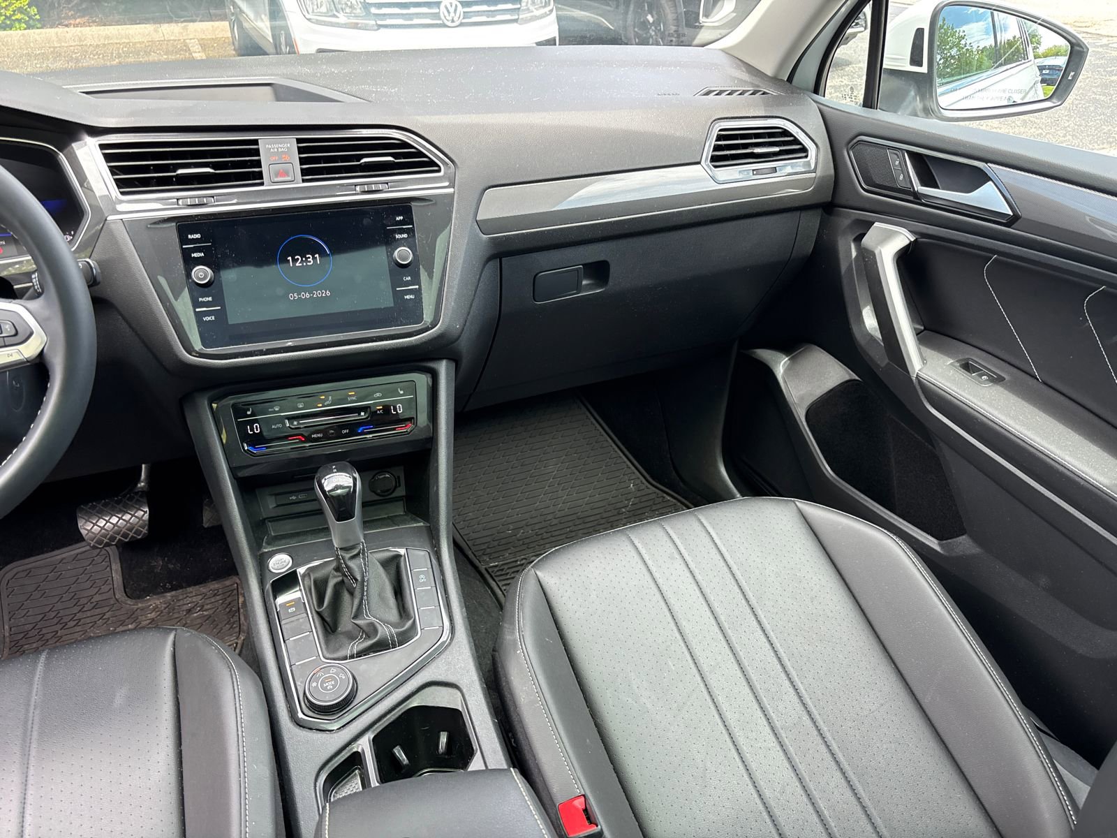 Used 2024 Volkswagen Tiguan SE w/ Panoramic Sunroof Package AWD/4WD image 29