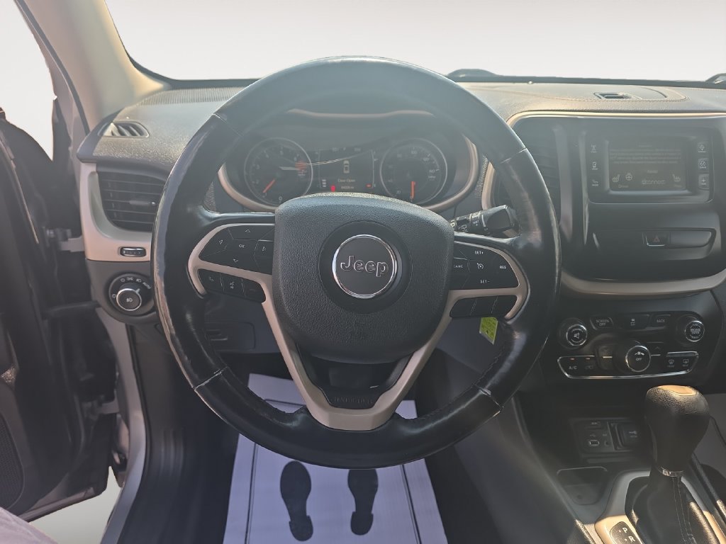 Used 2018 Jeep Cherokee Latitude w/ Cold Weather Group FWD image 12
