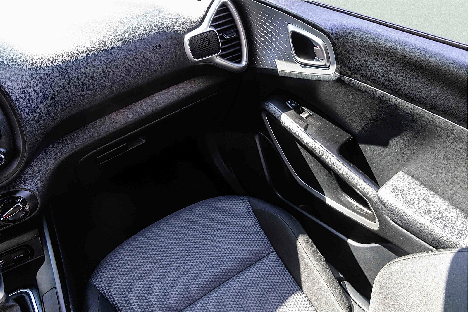 Certified 2025 Kia Soul LX w/ LX Technology Package image 18